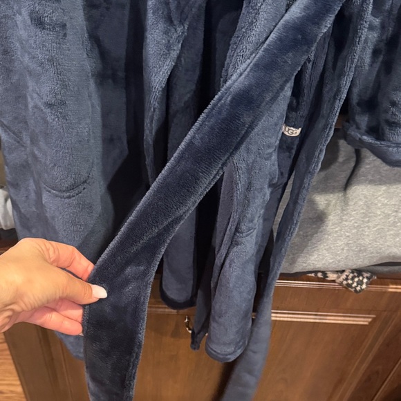 UGG Navy Plush Robe - Picture 5 of 5